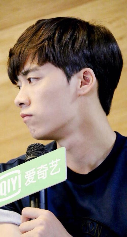 中國(guó)男明星星光下的溫馨日常圖片集