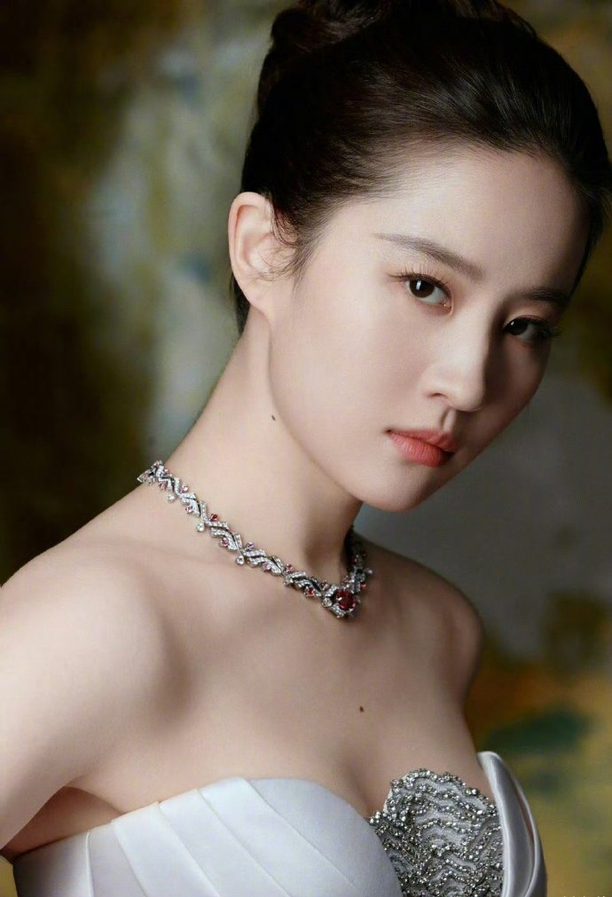 女明星漂亮,女明星漂亮與小巷中的隱藏寶藏