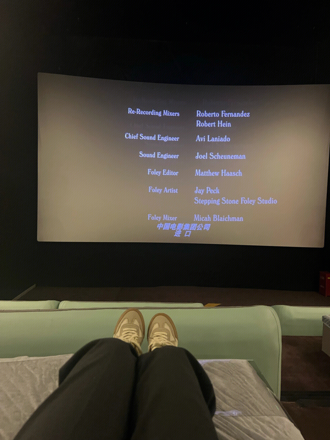 床上電影院與小巷深處的夢幻觀影空間體驗獨特觀影樂趣