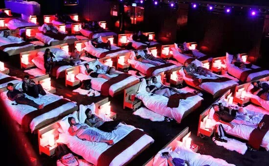 床上電影院與小巷深處的夢幻觀影空間體驗獨特觀影樂趣