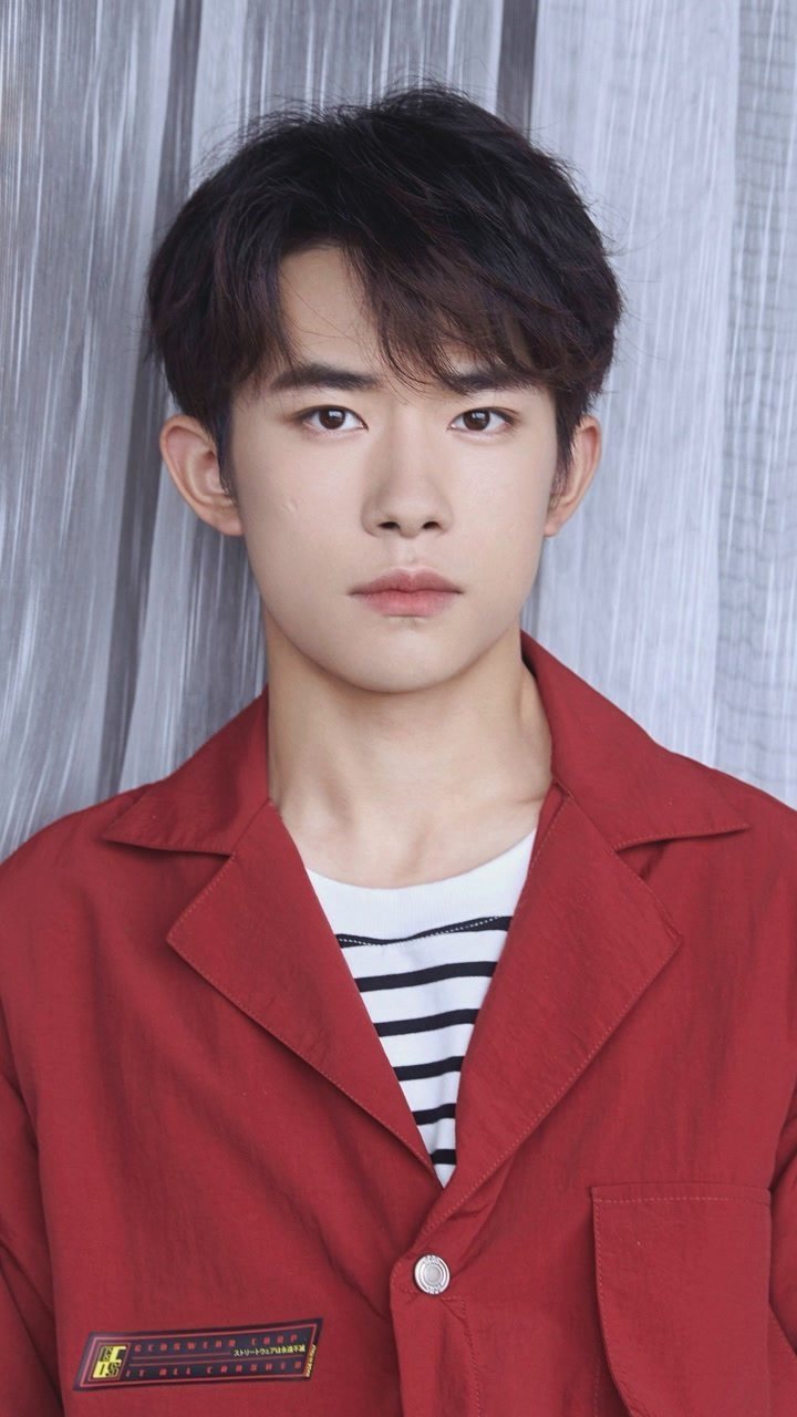 戴假發(fā)男明星的心靈與自然的奇妙之旅