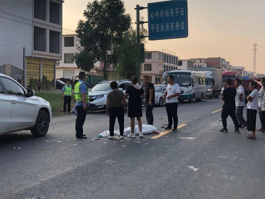 河南鄧州市車禍現(xiàn)場最新報道，事故現(xiàn)場直擊??????